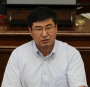 山口　演壇　追加議案質疑