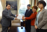 要望書手渡し
